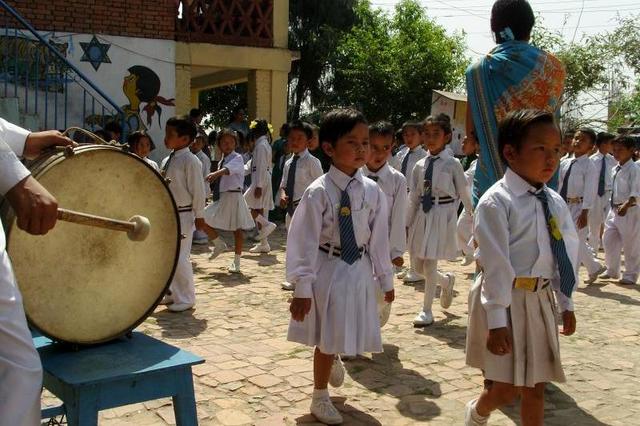 尼泊尔是哪个国家，尼泊尔是哪个国家的殖民地（尼泊尔，穷啥不能穷学生！）