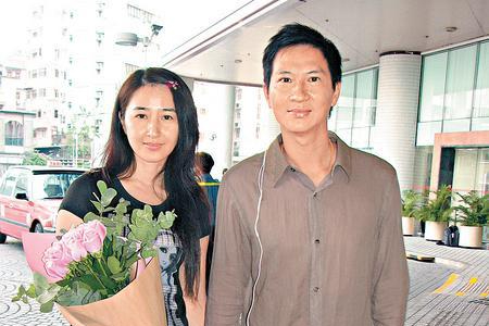 关咏荷弟弟不幸去世，张家辉称已办妥后事，妻子心情平复不愿再提