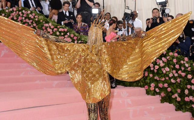 施华洛世奇水晶灯，客厅吊水晶灯好不好（好莱坞红毯太大胆）