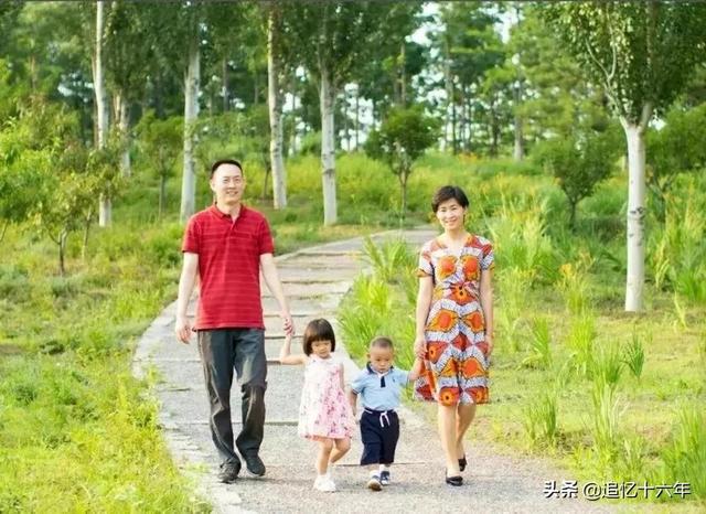 航天员刘洋大校，一张全家福曝光，丈夫才貌双全，儿女绕膝