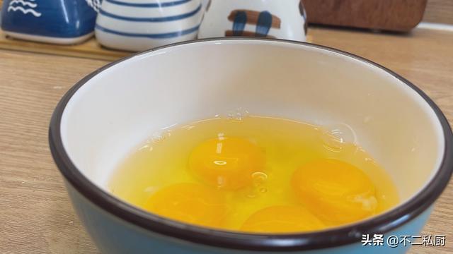 青椒炒蛋的做法，青椒炒鸡蛋的做法（偷学60岁厨师青椒炒鸡蛋的做法）