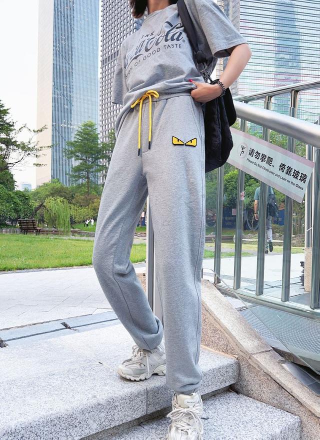 fendi小怪兽款衣服，22FW植绒小怪兽长裤坯布水洗手感看似简单的款式