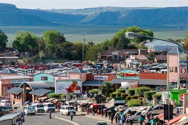 国土平均海拔超过1000米,从飞机上望去,莱索托高原间的城市于缭绕的云