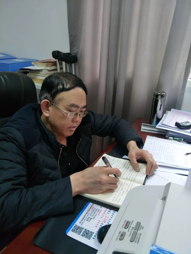 新时代贵州精神是指，新时代的贵州精神是（默默无闻为老百姓做事是最大的快乐）