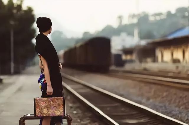 失恋伤感的句子，失恋后伤心绝望的句子说说心情短语每都那么让人崩溃（50条悲凄伤感的爱情文案）