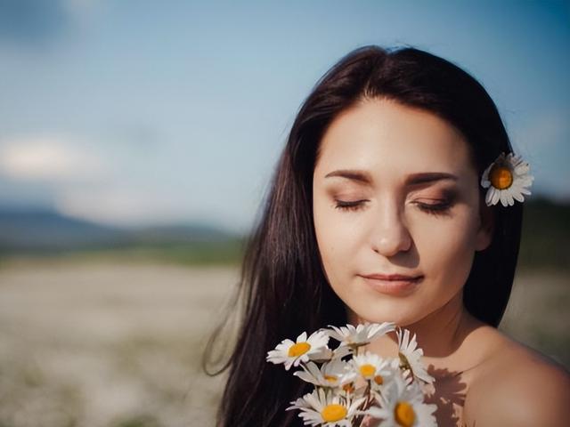 如何打动一个女孩子的心，怎样打动一个女生（往往是女人身上的这一点）