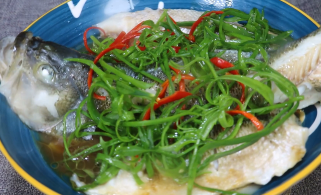 清蒸鲈鱼正宗做法，清蒸鲈鱼的做法最正宗的做法（清蒸鲈鱼的做法 家常的做法）