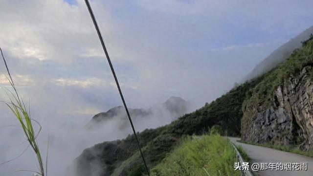 广西大化莲花山，公路盘山而上