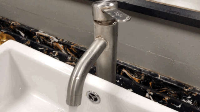 锅烧糊了上面黑的怎么去掉，清除锅底糊焦黑小窍门（不锈钢锅烧焦了）