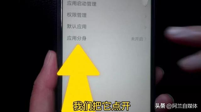 qq可以同时登录两个手机，如何在一个手机上同时登录两个微信、QQ（一个微信还能隐身）