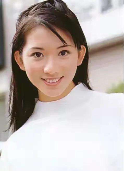 “性感女人”林志玲：“一脱成名”惹争议，马踏胸部吓死人，揪心