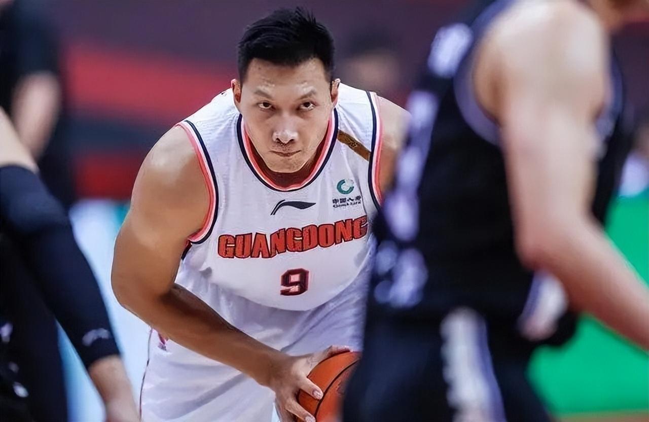 当谈起易建联的传奇篮球生涯,绕不过宏远及其老板娘吴迪的影子.