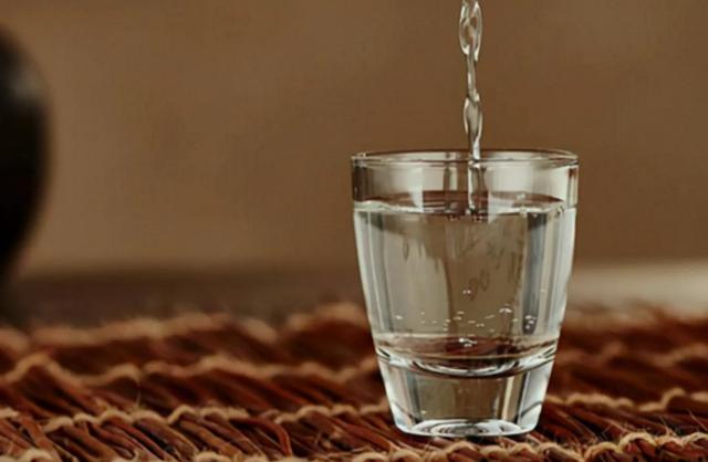 酒桌开场白三句话，酒桌开场三杯酒三句话（行家：牢记这3句）