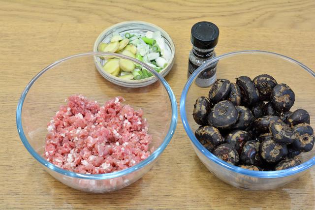 马蹄肉饼怎么做好吃，马蹄肉饼汤怎么做好吃（用猪肉和荸荠做肉饼）