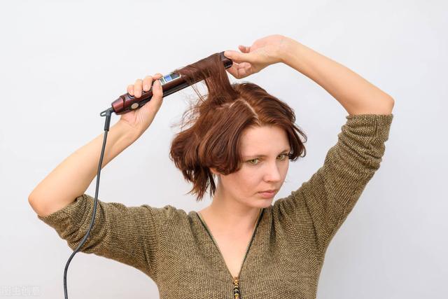 洗完头是自然干好还是吹干好，洗完头发吹干好还是自然干好（“自然风干”和“电吹干”哪个比较好）