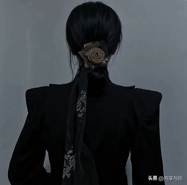 酷酷的图片女高冷，酷酷帅气的女生头像 一点点高冷呐微信（黑色系背影高冷霸气冷淡女生头像）