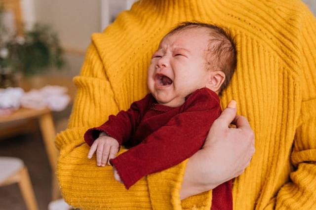 宝宝第二个月为什么老是哭闹，第二个月婴儿哭闹原因（3招解决宝宝哭闹问题。）