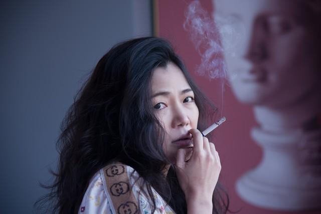 女士抽烟的正确技巧，女生吸烟怎么吸才正确（女人抽烟为什么格外恶心）