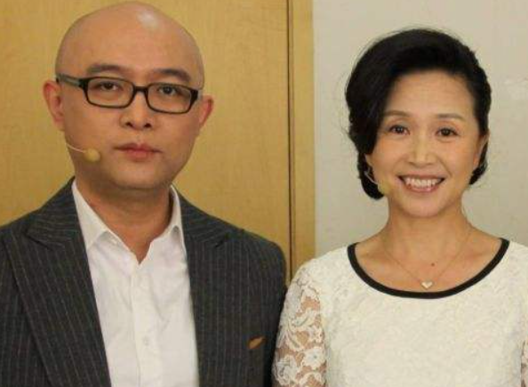 倒追老公恩爱30年，黄菡年轻时（倒追老公恩爱30年无绯闻）