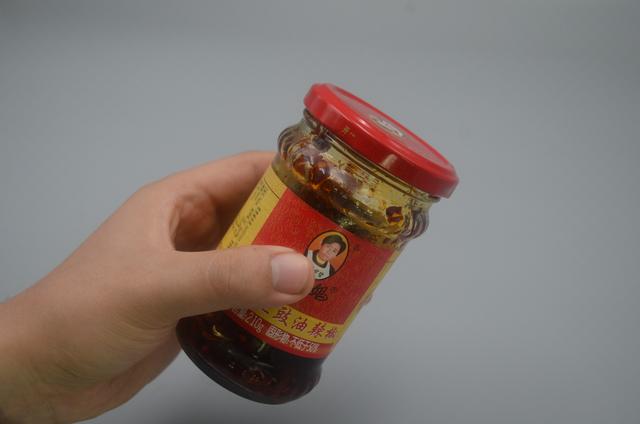 罐头瓶盖打不开小妙招，打不开罐头瓶盖怎么办（原来罐头瓶上有个小机关）