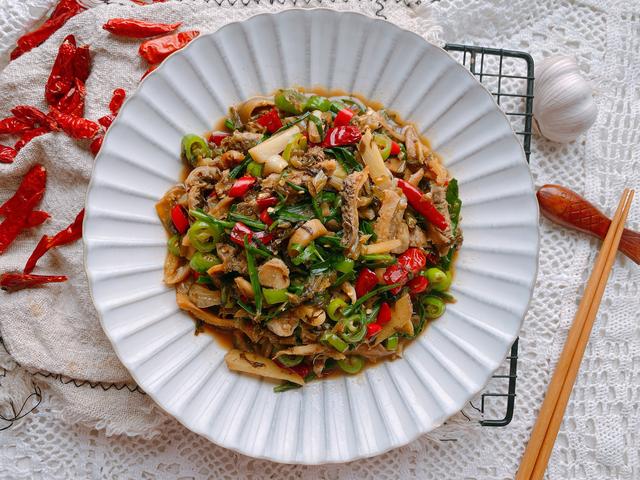 爆炒河蚌的做法，爆炒河蚌肉的做法（4月必吃的一种河鲜）