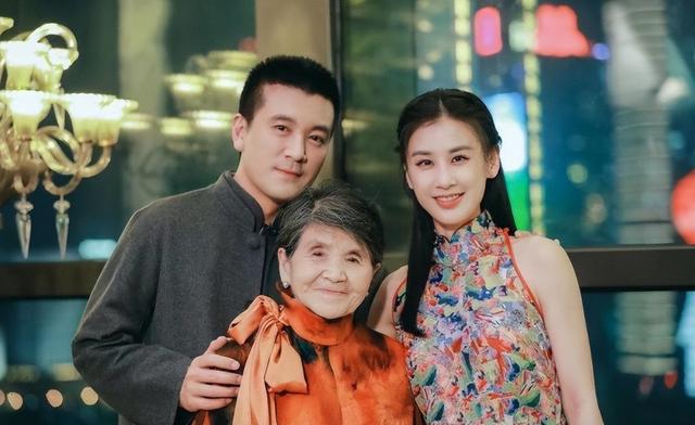 "卑微阔太"黄圣依：两亿零花钱却下跪赵本山，婚后亲自为婆婆洗澡
