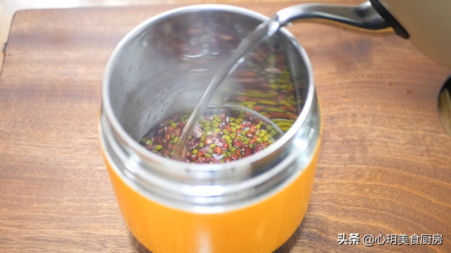红豆怎么煮好吃，大红豆煮什么好吃（2小时全软烂开花）