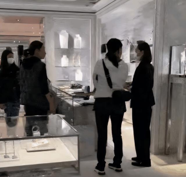 那英带女儿现身英国金店，带15岁女儿逛奢侈品店