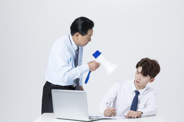 大尾巴狼是什么意思，装什么大尾巴狼是什么意思（狼领导的4个工作态度）