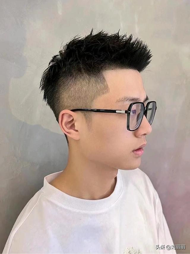 男生什么发型好看，男生弄什么发型好看（男士发型别乱剪）