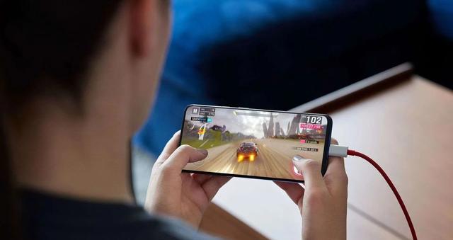 手机边充边玩电量变少怎么办，手机边充边玩电量变少怎么回事（电池寿命至少增加一倍）