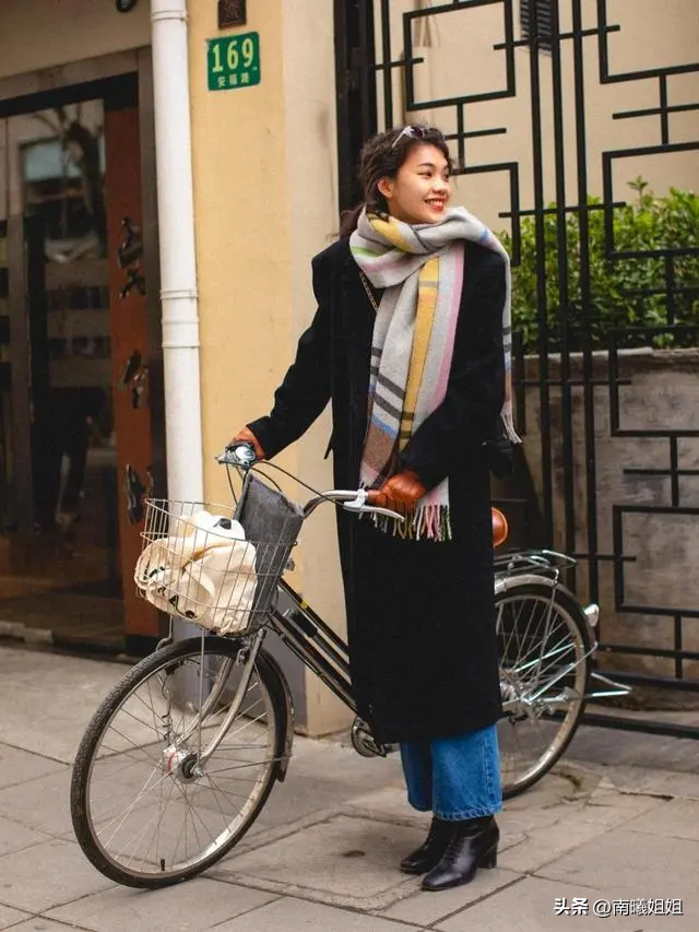 直筒裤和修身裤有什么区别，牛仔裤修身和直筒有什么区别（裤子究竟穿“松”还是穿“紧”更好）