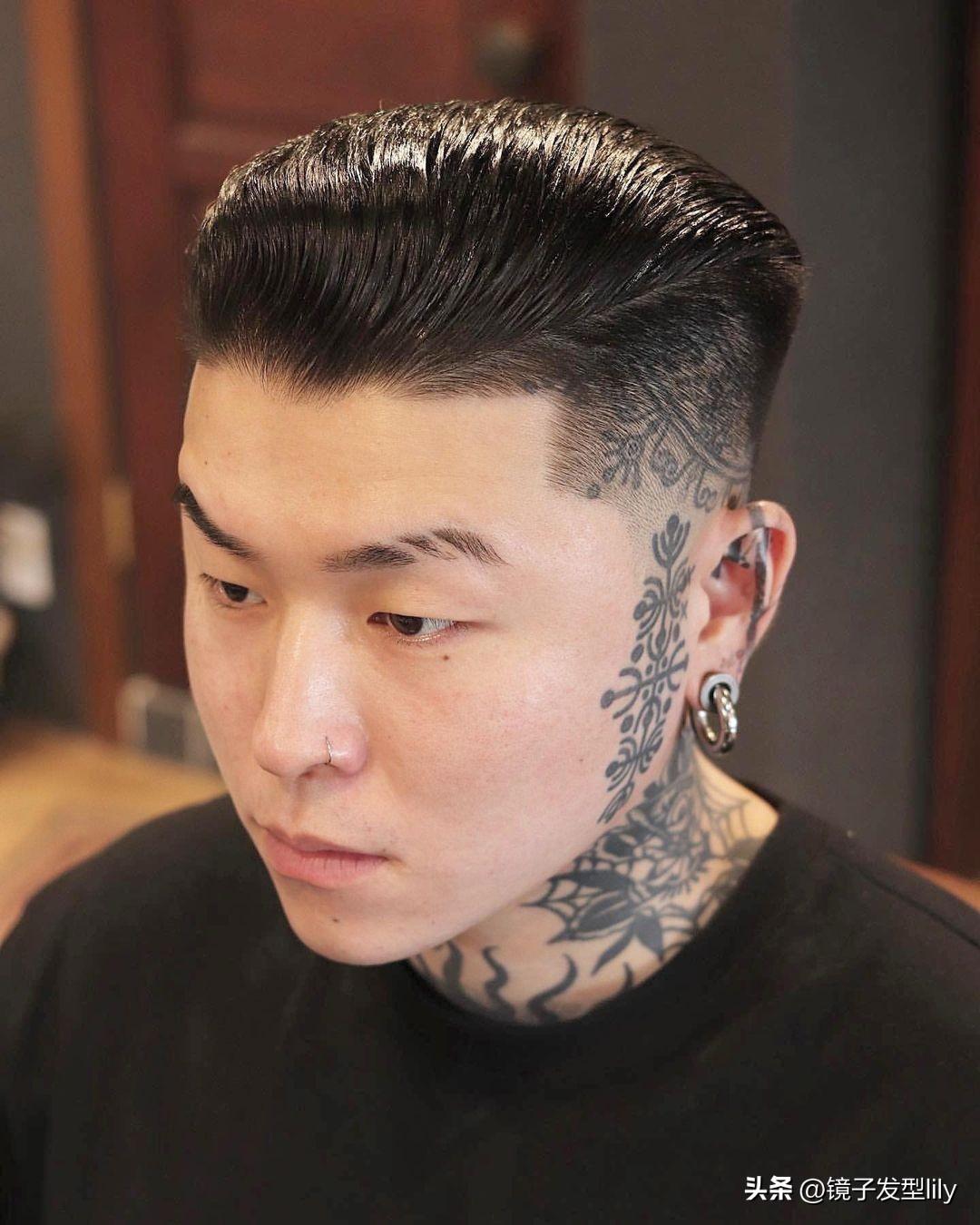 大背头可以说是最能展现男人风采的一种发型,周边铲短头顶向后梳,霸气