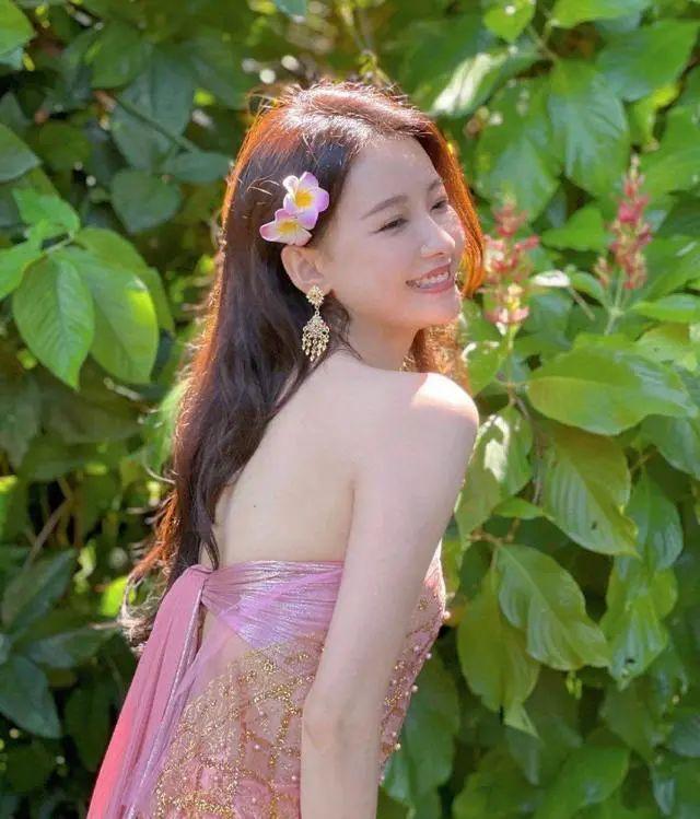 抹胸裙是怎么穿住的，抹胸裙怎么挂住的（孙怡打造“少女”穿搭）