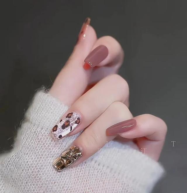 什么款式的美甲好看又显高贵，推荐几个美甲款式（秋冬千金/御姐/贵妇美甲合集来了）