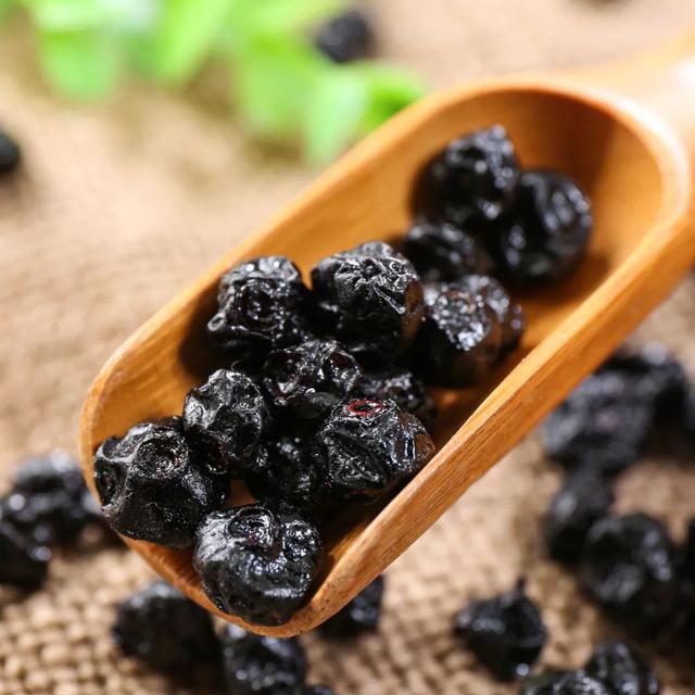 蓝莓干的功效与作用，蓝莓干的功效与作用及副作用（水果干的营养不比鲜水果差）