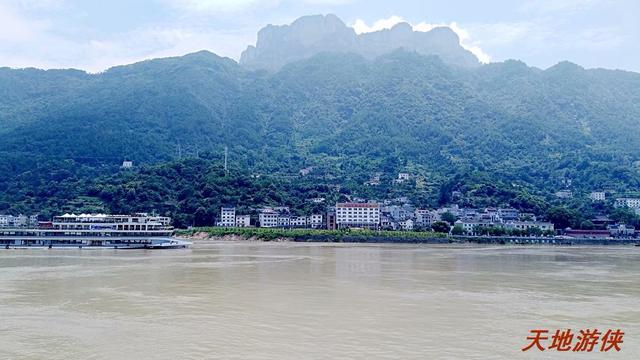葛洲坝和三峡大坝，长江的水利枢纽三峡葛洲坝（湖北宜昌：乘船过葛洲坝）