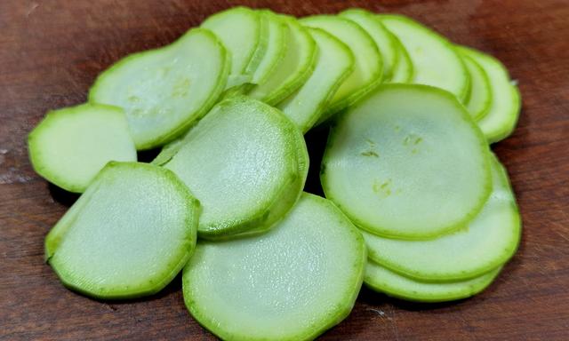 冬瓜怎么做好吃，炒冬瓜怎么做好吃（清炒、包饺子都好吃）