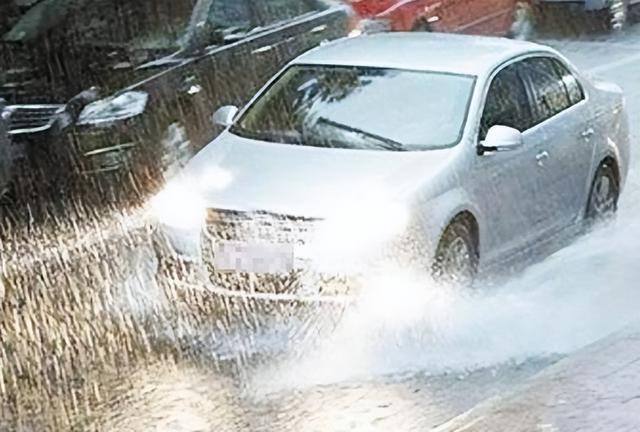 科目三考试下雨的好处，科目三考试下雨怎么办（隔三差五的下雨，有必要洗车吗）