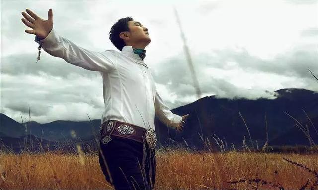 呼斯楞个人资料,歌手呼斯楞个人资料(首发mv丨呼斯楞《流浪狗日记》)