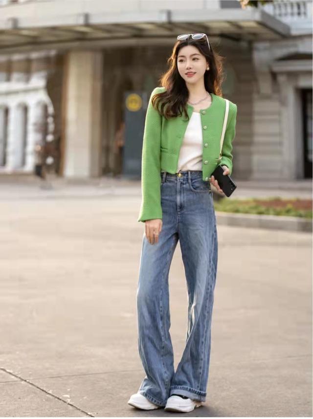 女生穿搭牛仔阔腿裤，女生穿搭牛仔阔腿裤图片（牛仔阔腿裤配什么上衣好看）