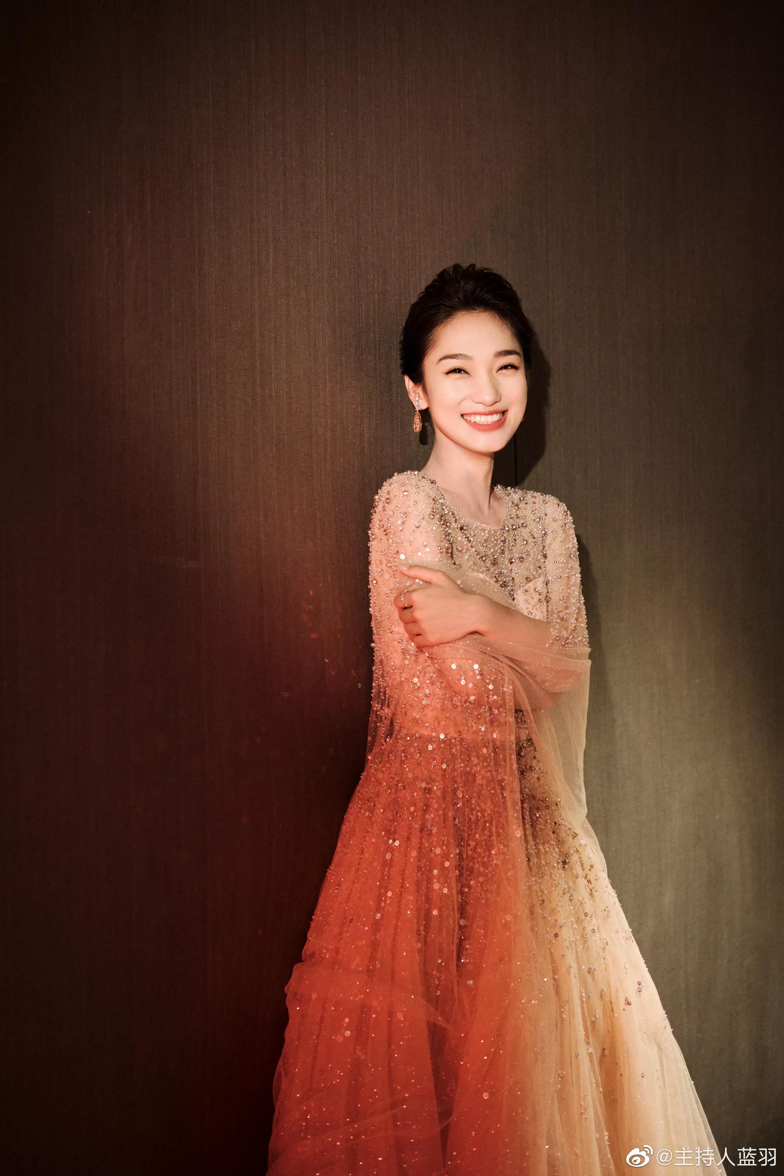 蓝羽,央视六公主当家花旦,笑意盈盈,笑容太甜蜜了