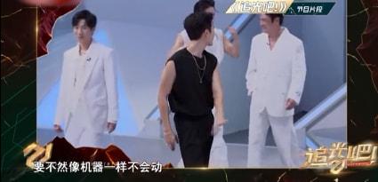 吴建豪参加选秀综艺大秀好身材，受访称为了更上镜在手臂肌肉抹油
