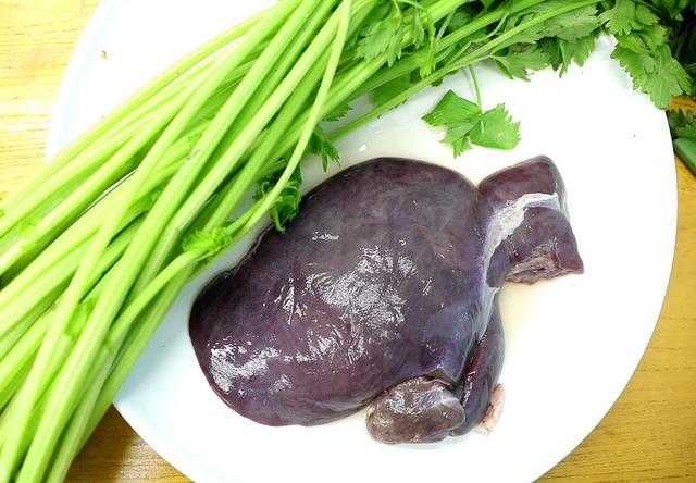 坐月子能吃哪些食物，产妇坐月子多吃哪些食物比较好（提醒中老年人：少吃面条米饭）