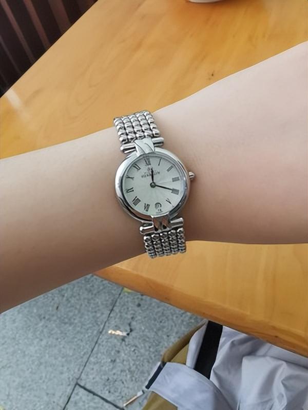 女士手表排行榜前十名，品牌手表女排行榜前十名（看看这两款女士手表吧）