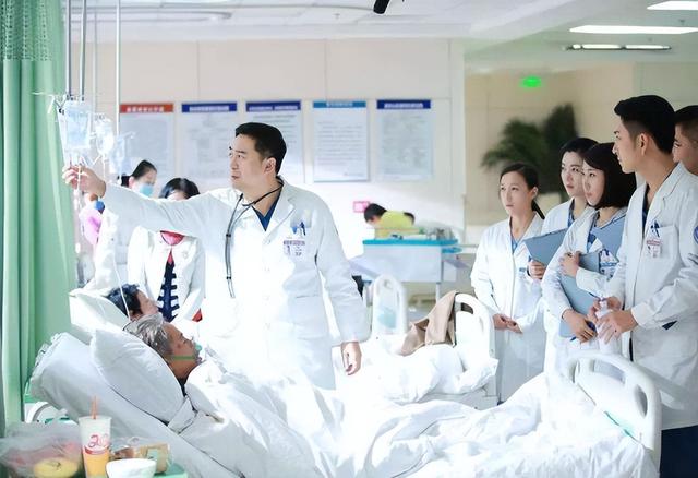 医生是一种什么样的职业，医生是个怎样的职业（上海医生的“工资”成谜）