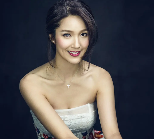 王祖蓝个人资料，歌手王祖蓝的资料（一家六口米其林餐厅被偶遇）