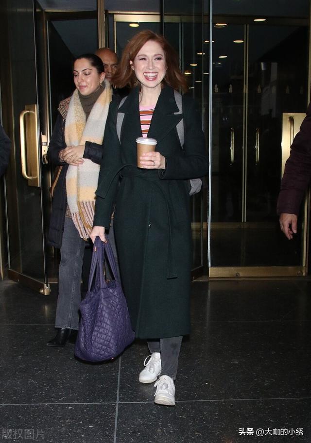 绿色大衣搭什么颜色内搭，绿色大衣配什么内搭图片（艾莉·肯珀身穿墨绿色大衣+紧身牛仔裤+条纹内搭舒适休闲）