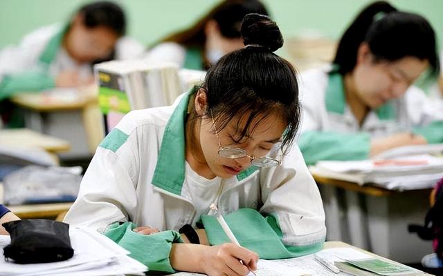 栅栏的英文简单介绍，栅栏的英文简单介绍怎么读（高中生“栅栏”字体走红）