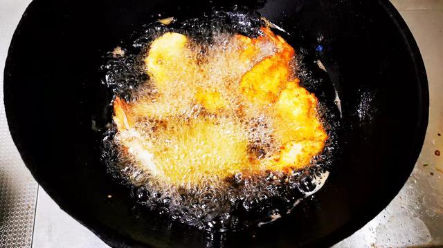 虾怎么炸又酥又脆，怎样炸小河虾酥脆窍门（制作炸大虾的面糊有技巧）